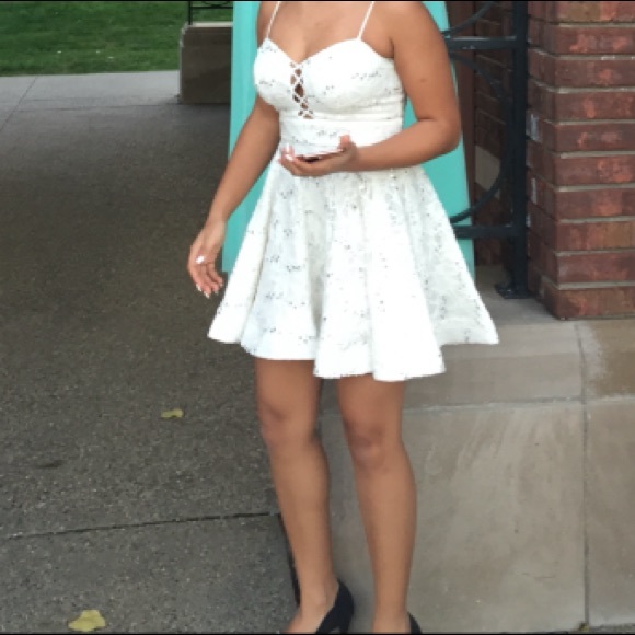 A short white homecoming dress - Picture 1 of 2